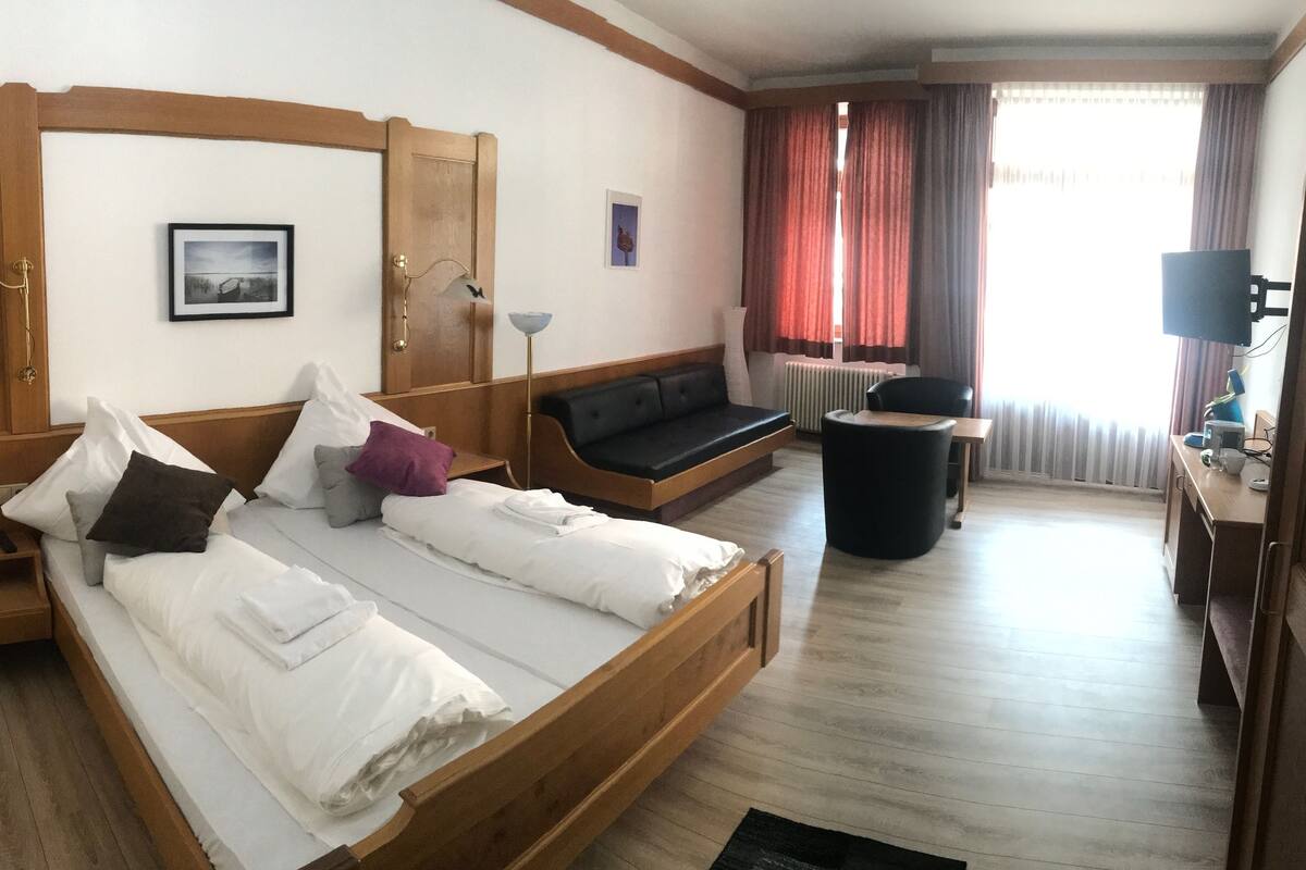 Classic-Zimmer, Balkon, Flussblick | Zimmersafe, Zustellbetten, kostenloses WLAN, Bettwäsche