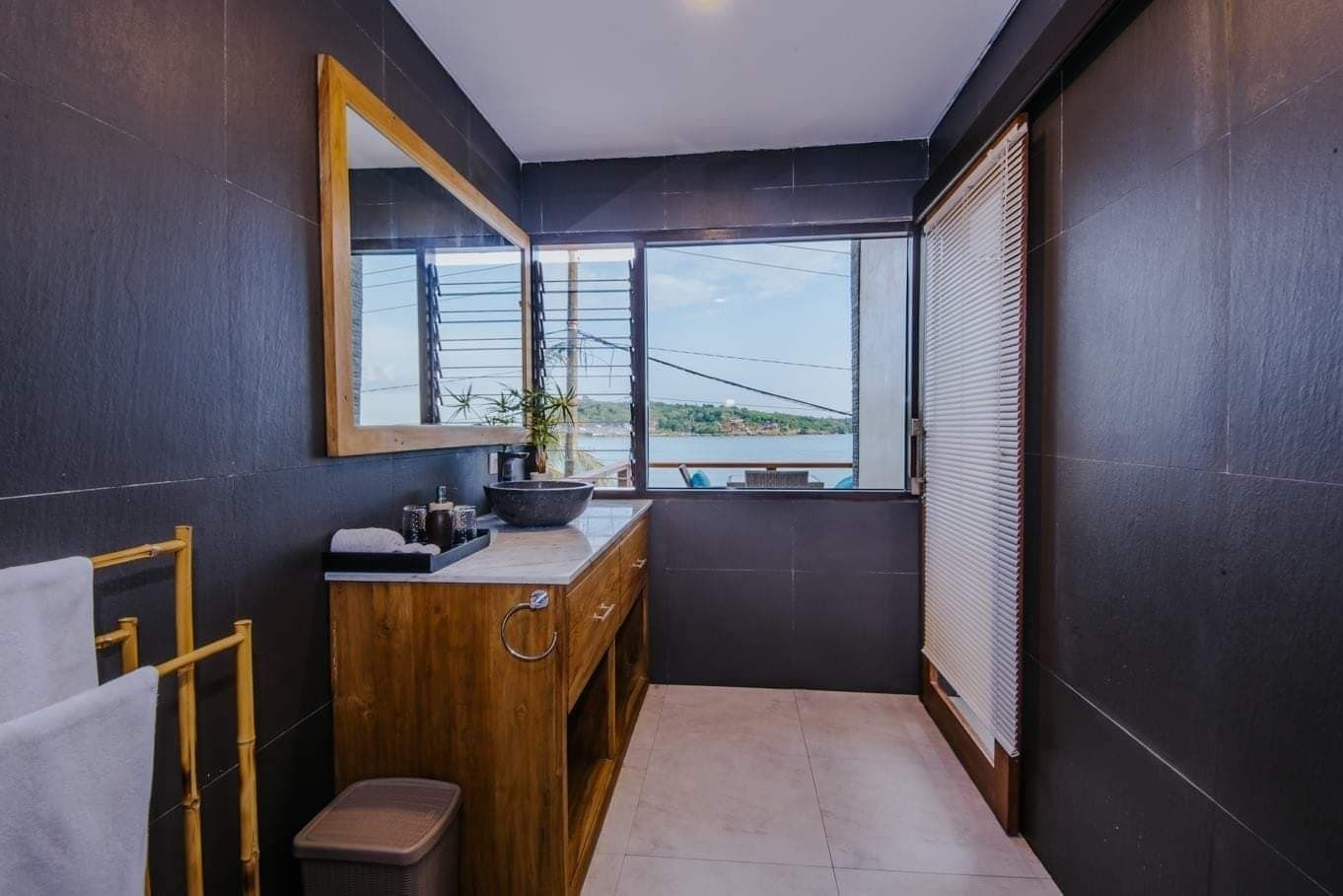 Ducha, artículos de tocador gratuitos, secador de pelo