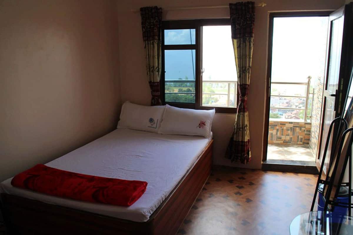 Family Room | Desk, free WiFi, bed sheets