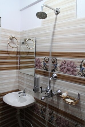 Buồng tắm vòi sen, đồ dùng nhà tắm miễn phí, dép đi trong nhà