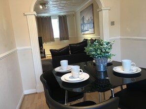 Family dining - Angel House (London)