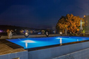 Piscine extérieure, chaises longues