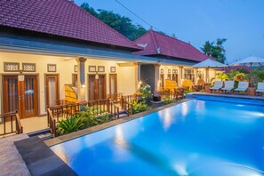 Outdoor pool, pool loungers