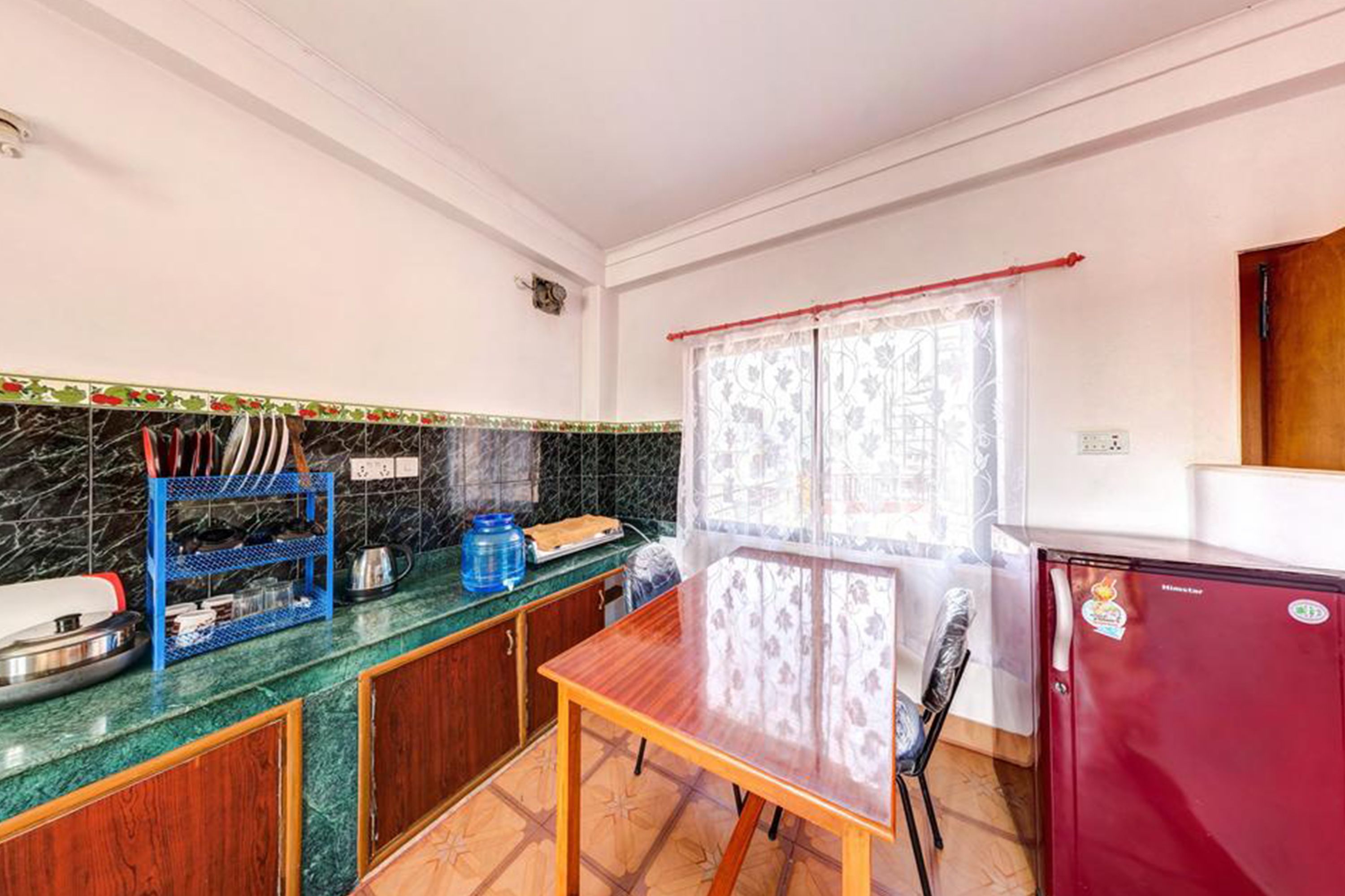 Fridge, stovetop, coffee/tea maker, electric kettle