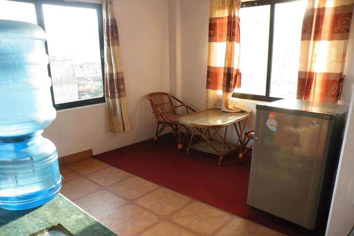 Caja de seguridad en la habitación y escritorio