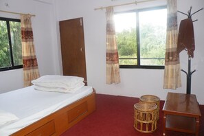 In-room safe, desk, iron/ironing board, free WiFi - Pokhara Abroad Inn (Pokhara)