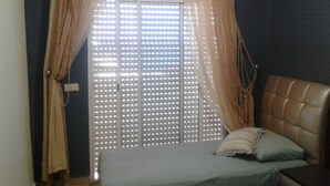 A bedroom with a bed, curtains, and a window with blinds. - Al Cudia Smir Beach Resort (Fnideq)