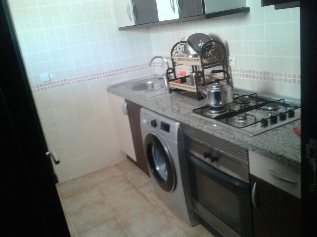 Jääkaappi, mikroaaltouuni, uuni, kahvin-/teenkeitin