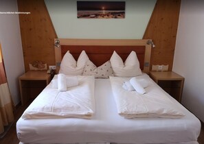 Comfort dubbelrum - balkong - utsikt mot bergen | Värdeförvaringsskåp på rummet, mörkläggningsgardiner och sängkläder