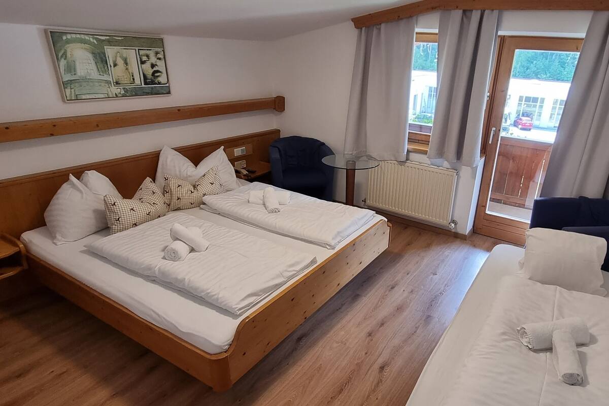 Comfort trippelrum - balkong - utsikt mot bergen | Värdeförvaringsskåp på rummet, mörkläggningsgardiner och sängkläder