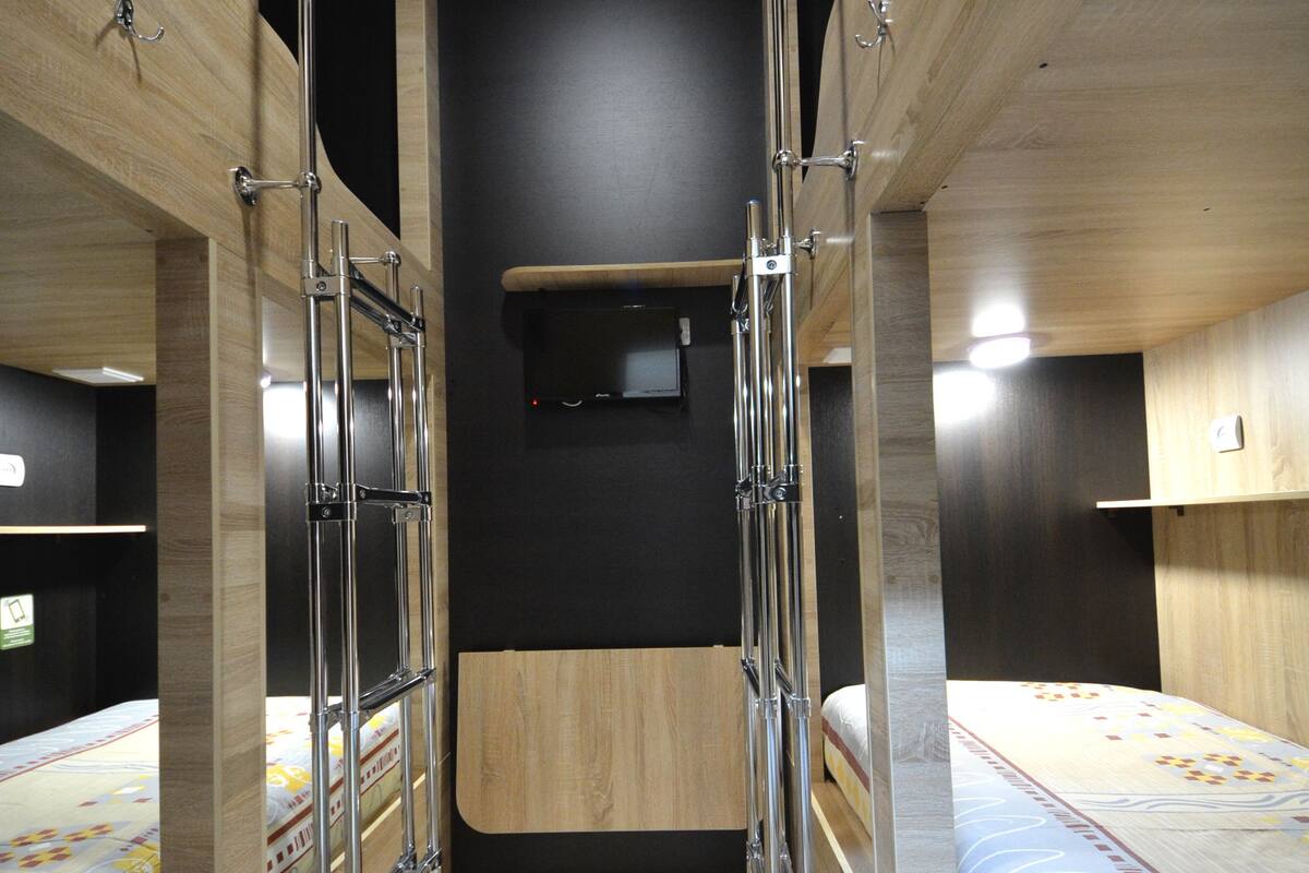 Economy Quadruple Room | Seterika/papan seterika, Wi-fi percuma, cadar katil