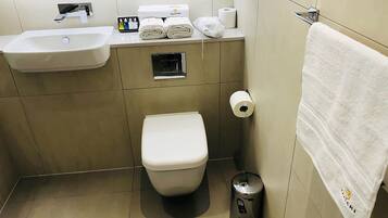 Luxury Apartment, 1 Bedroom | Bathroom | Combined shower/bathtub, free toiletries