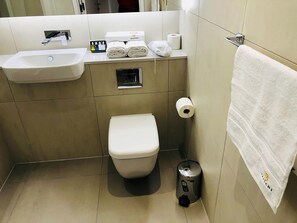 Apartamento superluxo, 1 quarto | Banheiro | Chuveiro/banheira combinados, produtos de toalete grátis