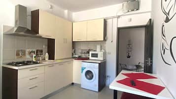 Fridge, microwave, oven, coffee/tea maker