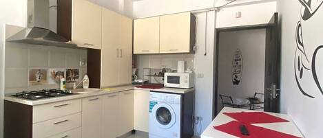 Fridge, microwave, oven, coffee/tea maker