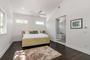 2 bedrooms, iron/ironing board, free WiFi, bed sheets - Beautifully remodeled home 1 block from South Congress, Spacious, Well-lit with open floor plan (Austin)