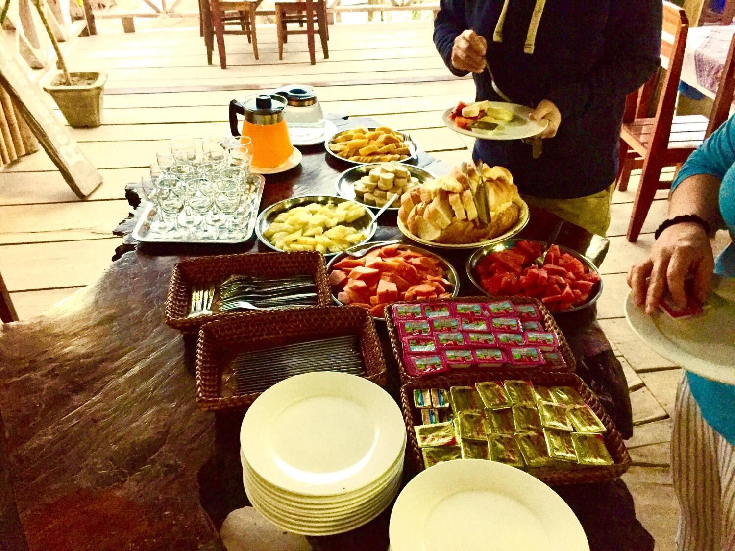 Una mesa de buffet con diversos alimentos y bebidas.