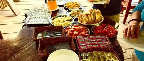 Una mesa de buffet con diversos alimentos y bebidas.