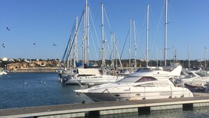 Marina com vários iates atracados.