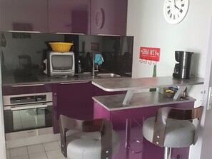 Fridge, microwave, oven, stovetop - Air-Conditioned Apartment, Sleeps 4, 1 Bedroom + Cabin, Parking (Argelès-sur-Mer)