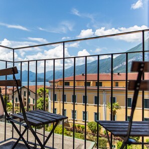 Premium Apartment, 1 Bedroom, Lake View (2) | Individually decorated, individually furnished, iron/ironing board