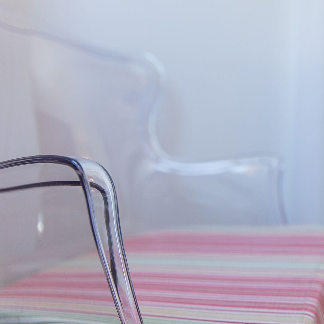 Vista nítida de una silla con estructura metálica y un fondo desenfocado.