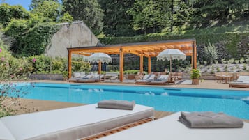 Piscina stagionale all'aperto, ombrelloni da piscina, lettini