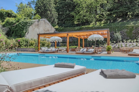 Seasonal outdoor pool, pool umbrellas, sun loungers