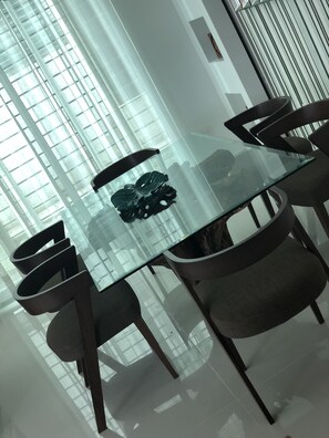 Apartment, 3 Bedrooms, City View | In-room dining