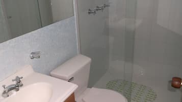 Departamento básico, 2 habitaciones, vista a la ciudad | Baño | Regadera