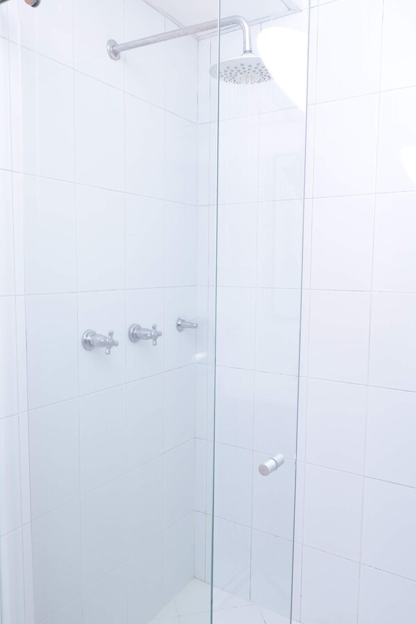 Departamento básico, 1 habitación | Baño | Regadera 