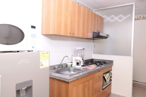 Apartamento básico, 1 habitación | Cocina privada | Frigorífico grande, microondas, horno y placa de cocina