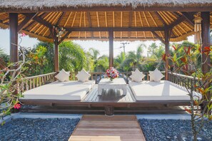 Egyptian cotton sheets, premium bedding, in-room safe - Villa La Luvier (Canggu)