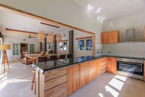 Full-size fridge, microwave, stovetop, coffee/tea maker - Villa La Luvier (Canggu)