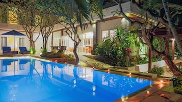 Piscina externa, espreguiçadeiras