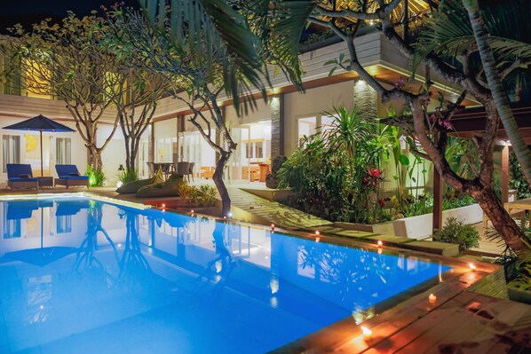 Outdoor pool, pool loungers - Villa La Luvier (Canggu)