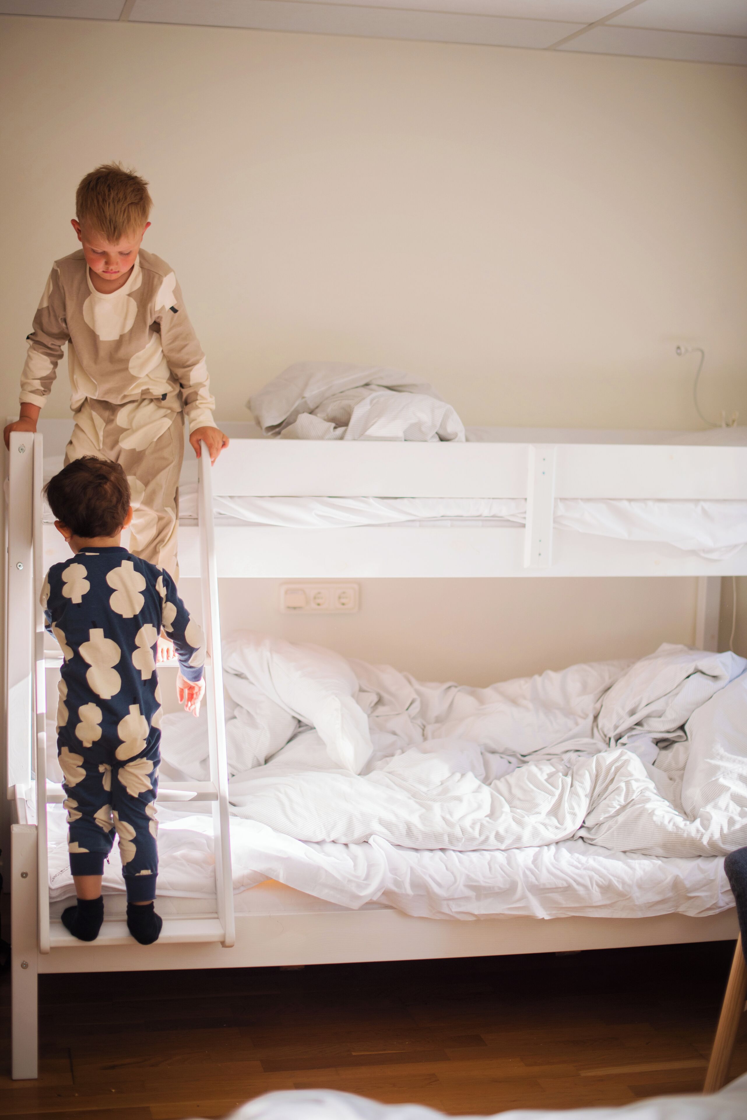 Un lit superposé dans lequel deux enfants sont en train de grimper.