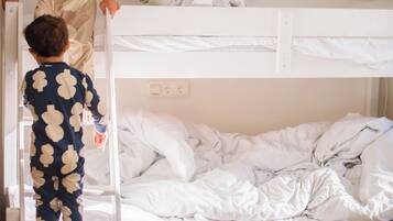 Un lit superposé dans lequel deux enfants sont en train de grimper.