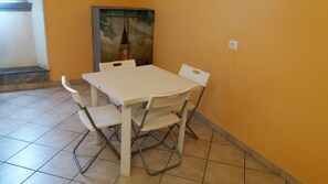 Shared Dormitory, Mixed Dorm, Shared Bathroom (9 pax) | Free WiFi