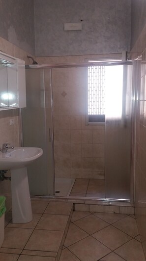 Shower, hair dryer - Youth Meeting Home (Florence)