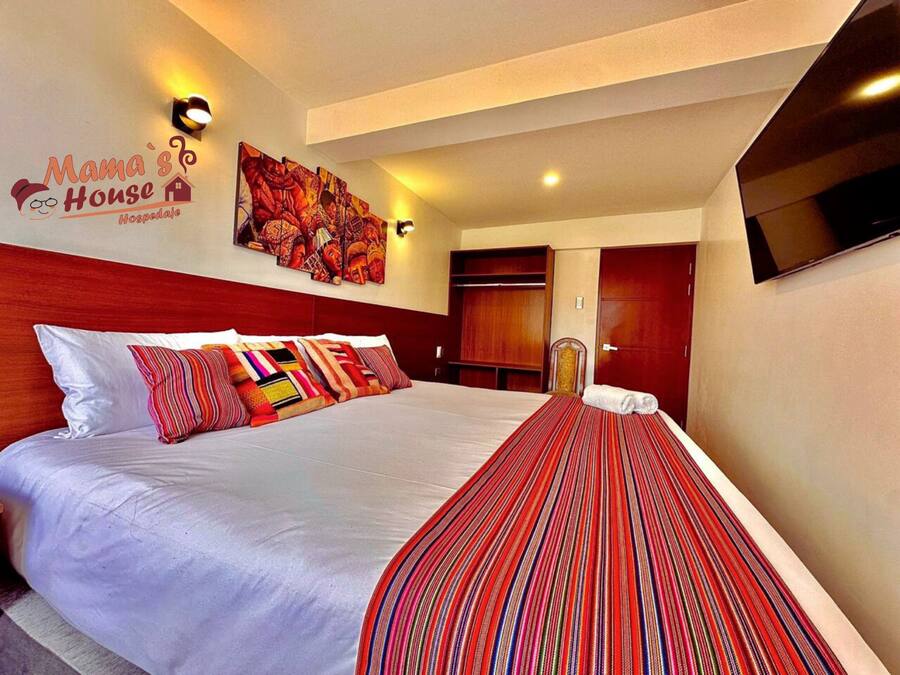Deluxe Room, 1 King Bed | Laptop workspace, rollaway beds, free WiFi, bed sheets