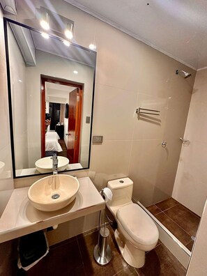 Shower, rainfall showerhead, hair dryer, towels - Mama's House (Cusco)