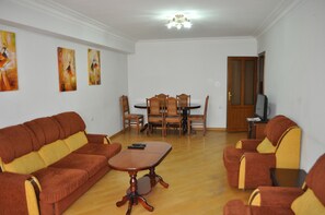 Comfort Apartment, 2 Bedrooms | 3 bedrooms, iron/ironing board, free WiFi