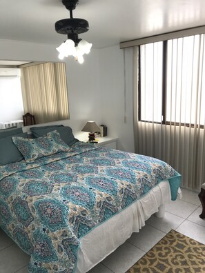 3 bedrooms, desk, iron/ironing board, free WiFi - La Siesta (Salinas)