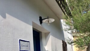 Un bâtiment blanc avec une porte bleue et une enseigne indiquant « Casa Lida ».
