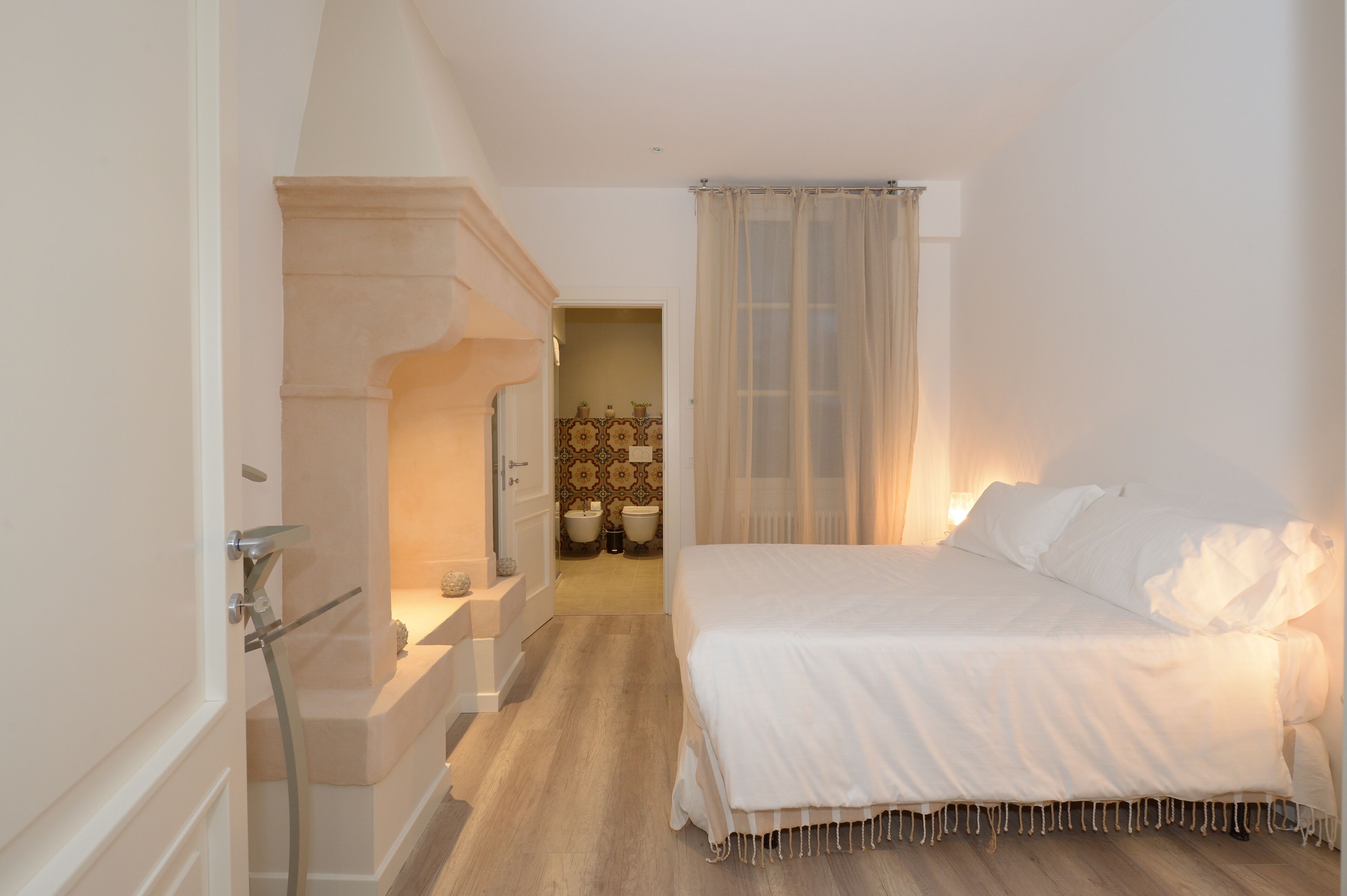 3 habitaciones, escritorio y tabla de planchar con plancha 