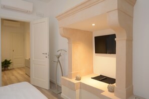 3 chambres, bureau, fer et planche à repasser, lit parapluie