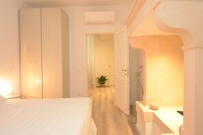 3 habitaciones, escritorio y tabla de planchar con plancha 