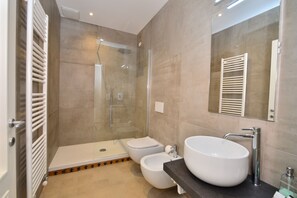 Regadera, secadora de cabello, bidet, toallas 