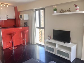 Kjøleskap, mikrobølgeovn, kokeplater og kaffetrakter/tekoker